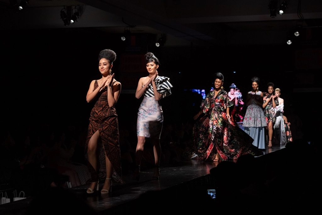 Modelos desfilando en el final de un desfile de moda contemporáneo