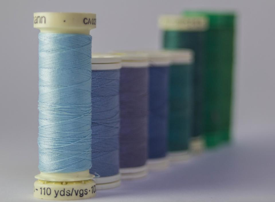 Carretes de hilo de coser en distintos colores
